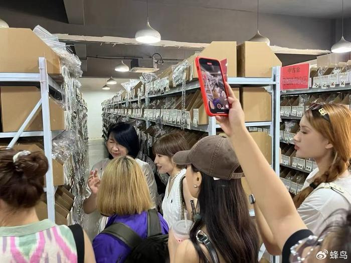 轰炸电话 Shop全托管模式_tiktok印尼直播专线_中美关税战义乌影响