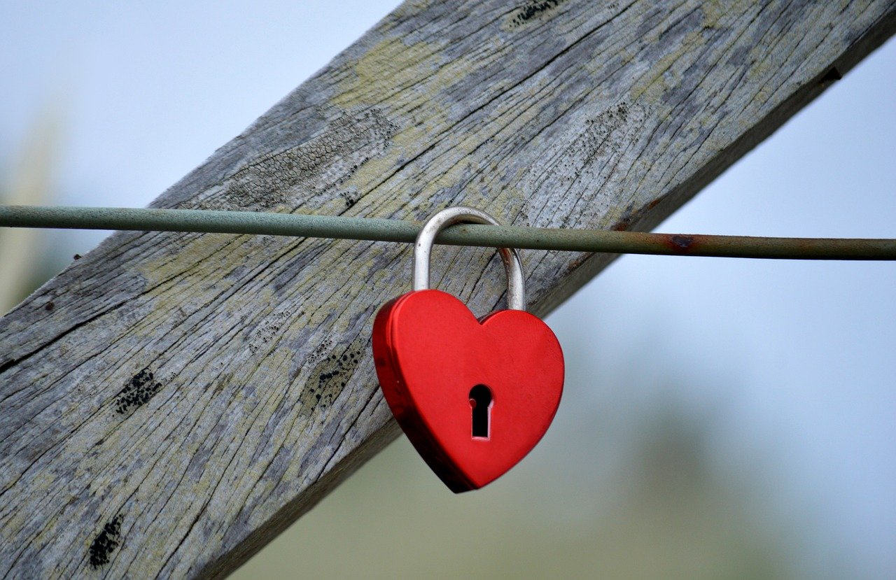 蜗牛移动实名账号：实名认证应该如何平衡用户 的权益和网络安全需求？